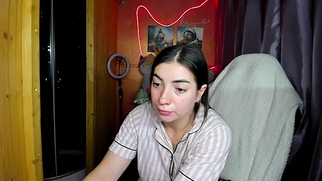 Fiery Brunette  online show from March 15, 3:56 am