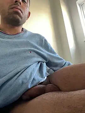 Snapshot of rhuh3991 chatting on February 27, 2:21 pm rhuh3991 online show from February 27, 2:21 pm