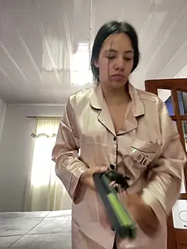 hannahb-e online show from June 13, 1:09 pm