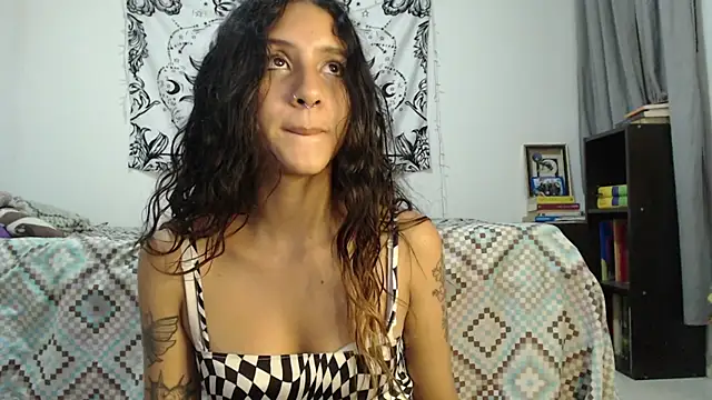 Snapshot of AlinaWoolf_ chatting on December 11, 2:52 am AlinaWoolf  online show from December 11, 2:52 am