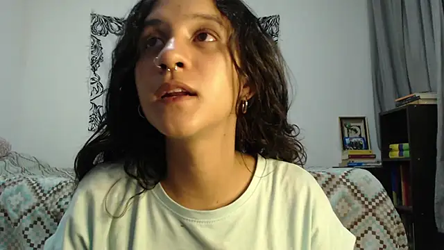 Snapshot of AlinaWoolf_ chatting on December 19, 3:07 am AlinaWoolf  online show from December 19, 3:07 am