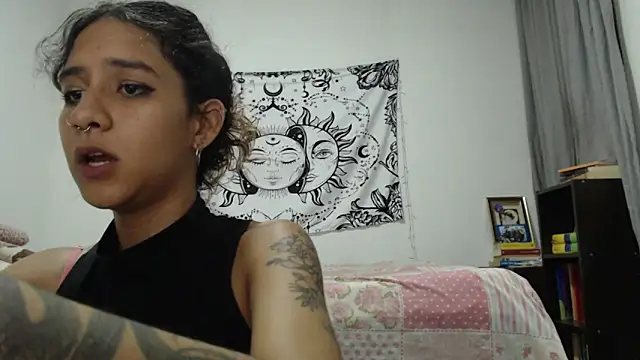 Snapshot of AlinaWoolf_ chatting on January 13, 2:39 am AlinaWoolf  online show from January 13, 2:39 am