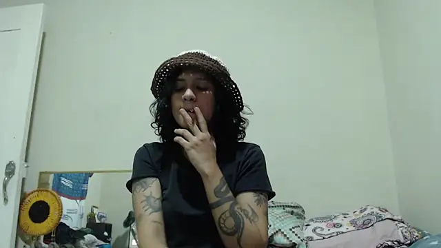 AlinaWoolf  online show from May 18, 2:07 am