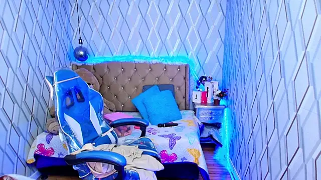 NicolleTaylor online show from December 5, 4:32 am