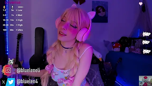 Snapshot of bluelen chatting on March 6, 2:51 pm bluelen online show from March 6, 2:51 pm