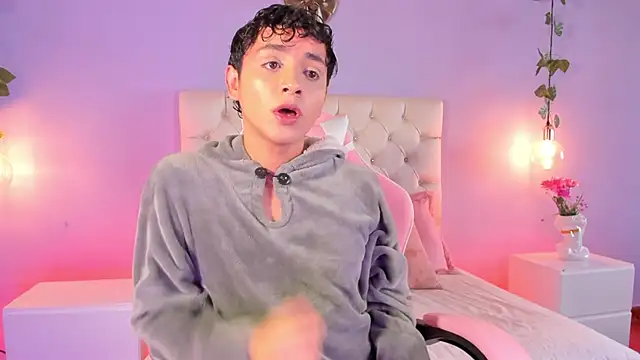 Snapshot of Brann_tadzio chatting on January 7, 1:03 pm Brann tadzio online show from January 7, 1:03 pm