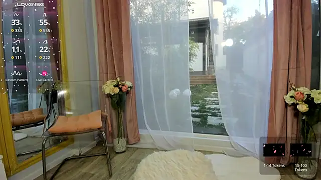 Snapshot of Selena_Reeves chatting on October 10, 6:01 am Selena Reeves online show from October 10, 6:01 am