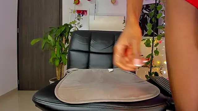 Snapshot of SharonGrowing chatting on December 3, 8:06 pm SharonGrowing online show from December 3, 8:06 pm