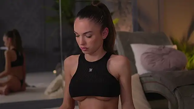 Snapshot of EsmeAinsley chatting on January 25, 3:19 am EsmeAinsley online show from January 25, 3:19 am