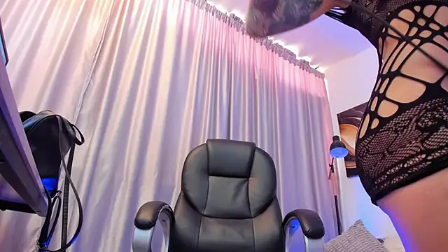 sarah cruzz  online show from April 24, 2:30 pm