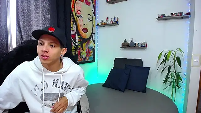 Snapshot of HillAndJack333 chatting on January 21, 12:07 pm HillAndJack333 online show from January 21, 12:07 pm