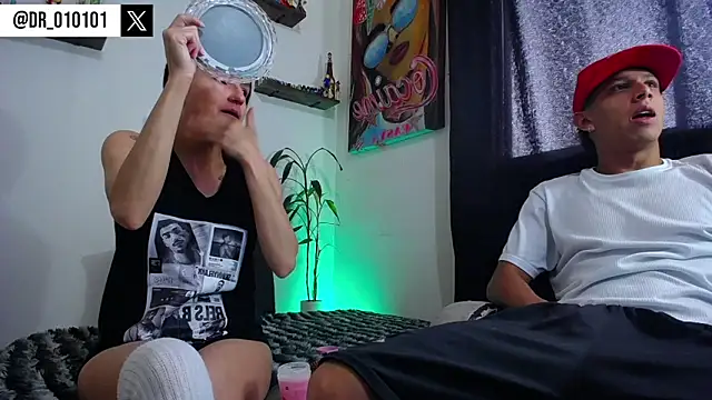 Snapshot of HillAndJack333 chatting on October 25, 12:13 pm HillAndJack333 online show from October 25, 12:13 pm