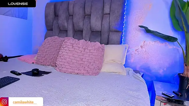 Snapshot of camilawhite__ chatting on July 31, 6:18 pm camilawhite online show from July 31, 6:18 pm