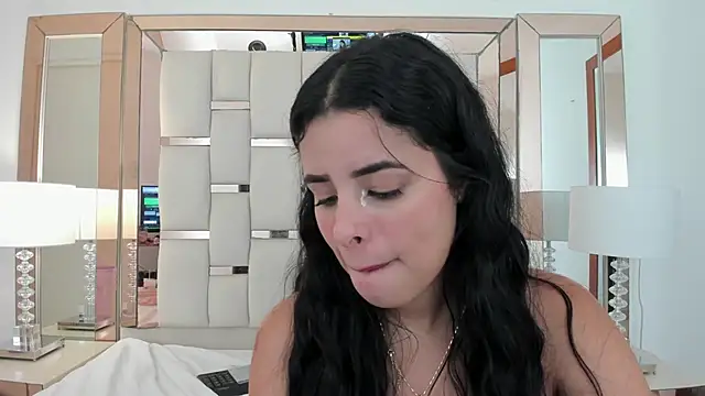 Snapshot of emma_castilloo chatting on December 8, 6:06 pm emma castilloo online show from December 8, 6:06 pm