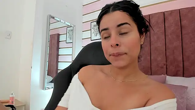 Snapshot of emma_castilloo chatting on January 19, 7:26 pm emma castilloo online show from January 19, 7:26 pm