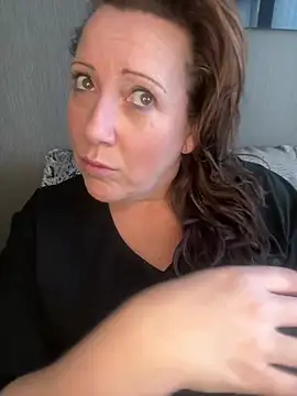 Snapshot of xsexycurvymilf chatting on February 5, 9:57 am xsexycurvymilf online show from February 5, 9:57 am