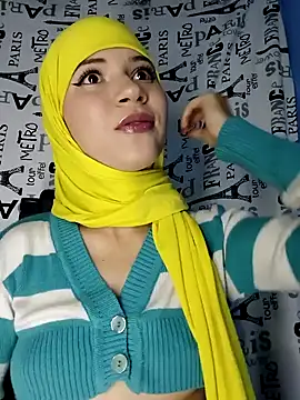 Snapshot of hanaa_18 chatting on December 10, 2:05 am hanaa 18 online show from December 10, 2:05 am