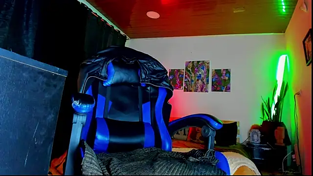 LatinMilk  online show from February 21, 11:28 pm