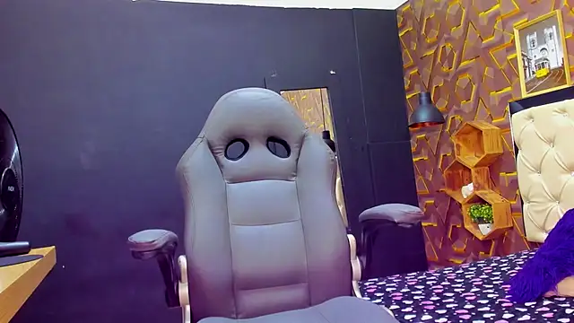 Snapshot of deyy_madissonn chatting on December 19, 7:29 pm deyy madissonn online show from December 19, 7:29 pm