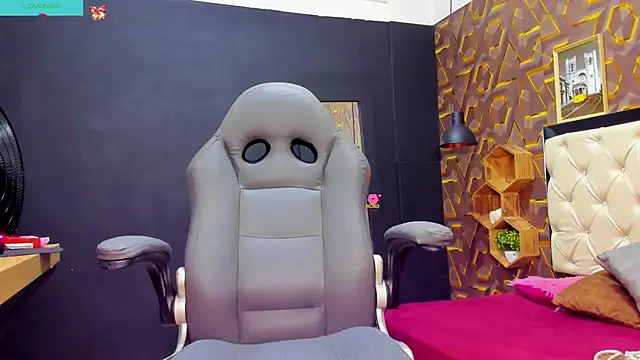 Snapshot of deyy_madissonn chatting on December 30, 8:15 pm deyy madissonn online show from December 30, 8:15 pm