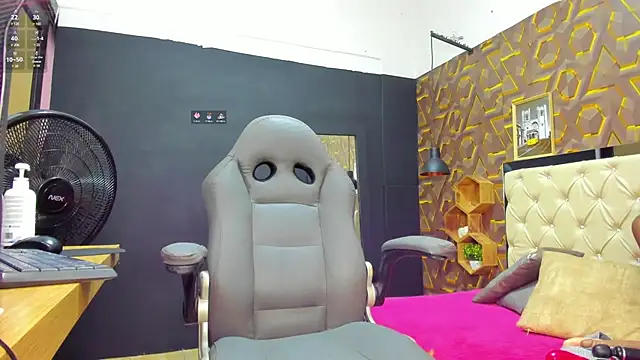 Snapshot of deyy_madissonn chatting on February 10, 8:10 pm deyy madissonn online show from February 10, 8:10 pm