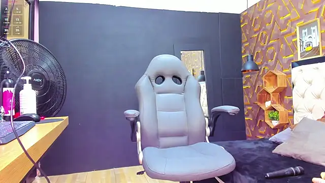 Snapshot of deyy_madissonn chatting on February 12, 7:02 pm deyy madissonn online show from February 12, 7:02 pm