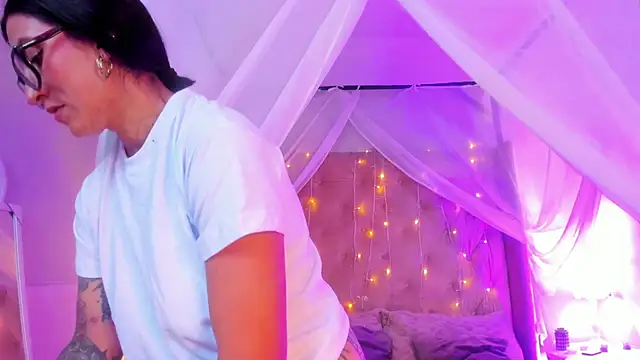 Snapshot of kira_moon__ chatting on February 24, 8:25 pm kira moon online show from February 24, 8:25 pm