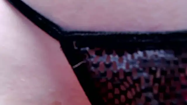 Snapshot of caarlywhitee chatting on October 16, 1:50 am caarlywhitee online show from October 16, 1:50 am