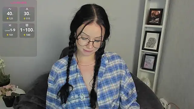 Snapshot of Lori__Hell chatting on June 18, 9:25 am Lori Hell online show from June 18, 9:25 am