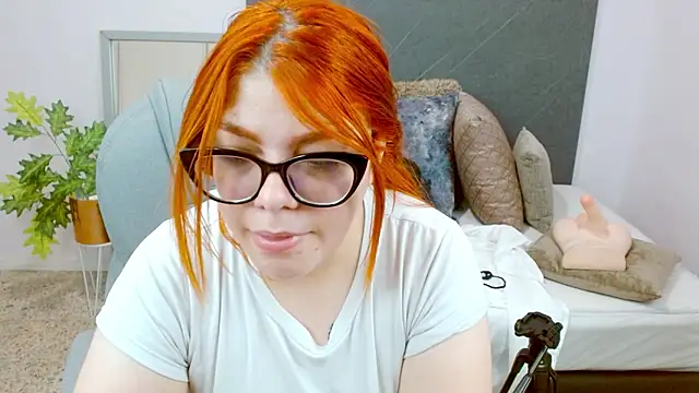 Snapshot of lucie_nicolls chatting on December 9, 10:41 pm lucie nicolls online show from December 9, 10:41 pm