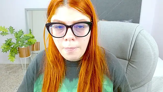 Snapshot of lucie_nicolls chatting on December 12, 8:10 pm lucie nicolls online show from December 12, 8:10 pm