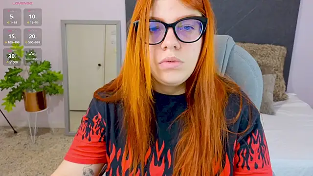 Snapshot of lucie_nicolls chatting on December 18, 8:25 pm lucie nicolls online show from December 18, 8:25 pm