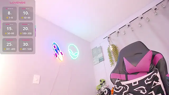 Snapshot of lucie_nicolls chatting on December 5, 8:27 pm lucie nicolls online show from December 5, 8:27 pm