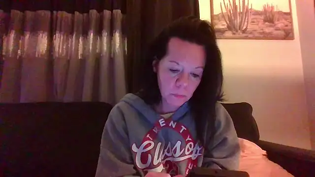 SidneyRaee online show from December 8, 1:35 am