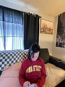 SidneyRaee online show from December 9, 8:01 pm