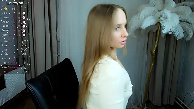 Snapshot of Mad1en chatting on January 13, 5:55 am Mad1en online show from January 13, 5:55 am