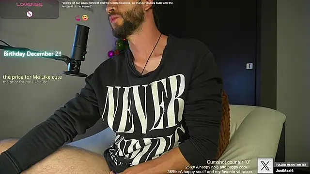 Snapshot of just_maxii chatting on December 1, 9:37 pm just maxii online show from December 1, 9:37 pm