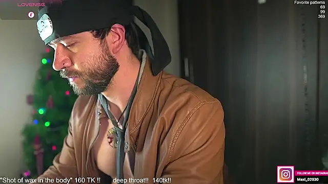 Snapshot of just_maxii chatting on December 15, 11:53 pm just maxii online show from December 15, 11:53 pm