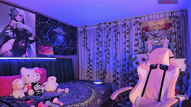 Snapshot of LanaKyutt chatting on December 3, 11:13 pm LanaKyutt online show from December 3, 11:13 pm