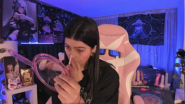 Snapshot of LanaKyutt chatting on March 4, 11:43 pm LanaKyutt online show from March 4, 11:43 pm