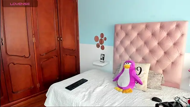 Snapshot of _Sarahh_0 chatting on December 6, 1:33 pm Sarahh 0 online show from December 6, 1:33 pm