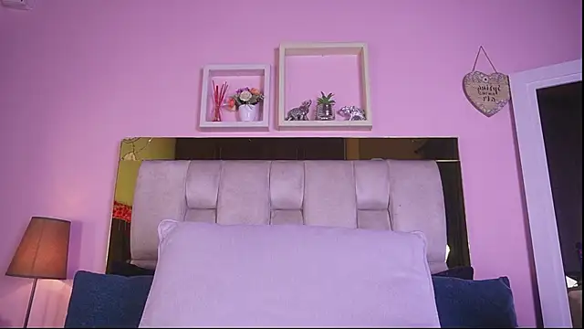 Snapshot of emmy_r chatting on June 17, 12:07 pm emmy r online show from June 17, 12:07 pm