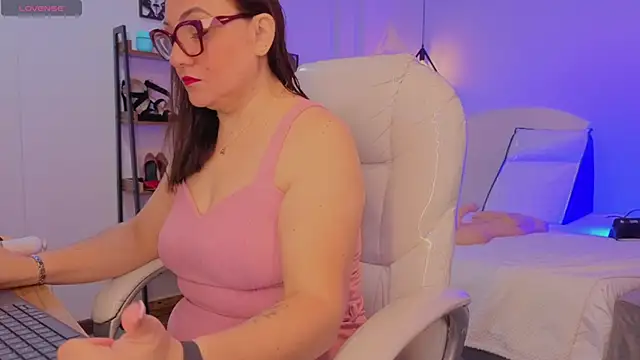 Snapshot of lady_nylon_ chatting on November 8, 11:21 am lady nylon online show from November 8, 11:21 am