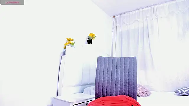 Snapshot of RoxannaBlanche chatting on March 2, 11:29 am RoxannaBlanche online show from March 2, 11:29 am