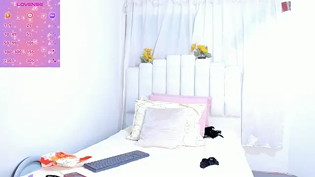 Snapshot of RoxannaBlanche chatting on September 18, 12:07 pm RoxannaBlanche online show from September 18, 12:07 pm