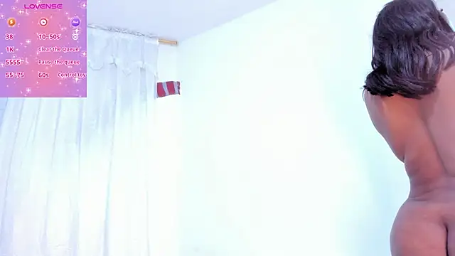 Snapshot of RoxannaBlanche chatting on October 19, 11:44 am RoxannaBlanche online show from October 19, 11:44 am