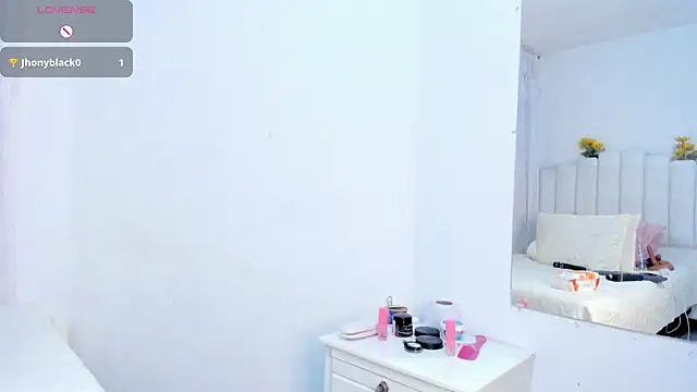 Snapshot of RoxannaBlanche chatting on December 4, 12:14 pm RoxannaBlanche online show from December 4, 12:14 pm