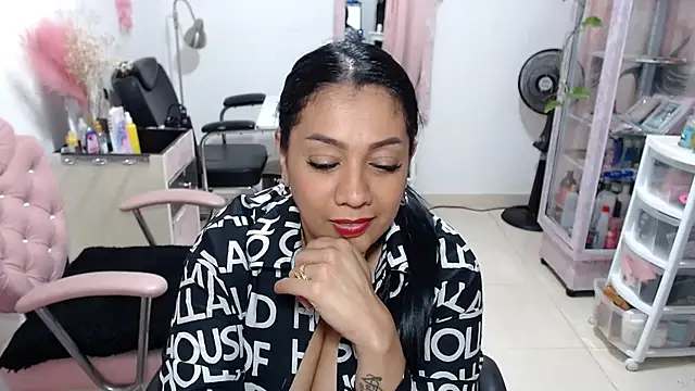 Snapshot of titsbiglovers chatting on June 6, 10:58 pm titsbiglovers online show from June 6, 10:58 pm