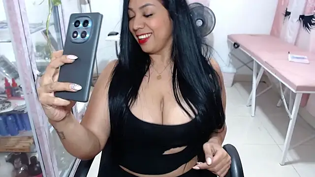 Snapshot of titsbiglovers chatting on June 9, 11:27 pm titsbiglovers online show from June 9, 11:27 pm