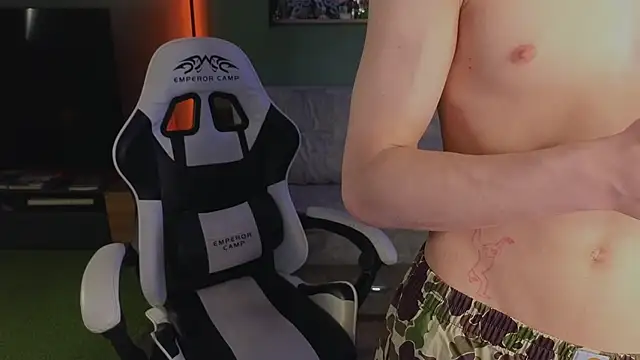 Snapshot of TeddyLiLboy chatting on December 1, 4:56 pm TeddyLiLboy online show from December 1, 4:56 pm